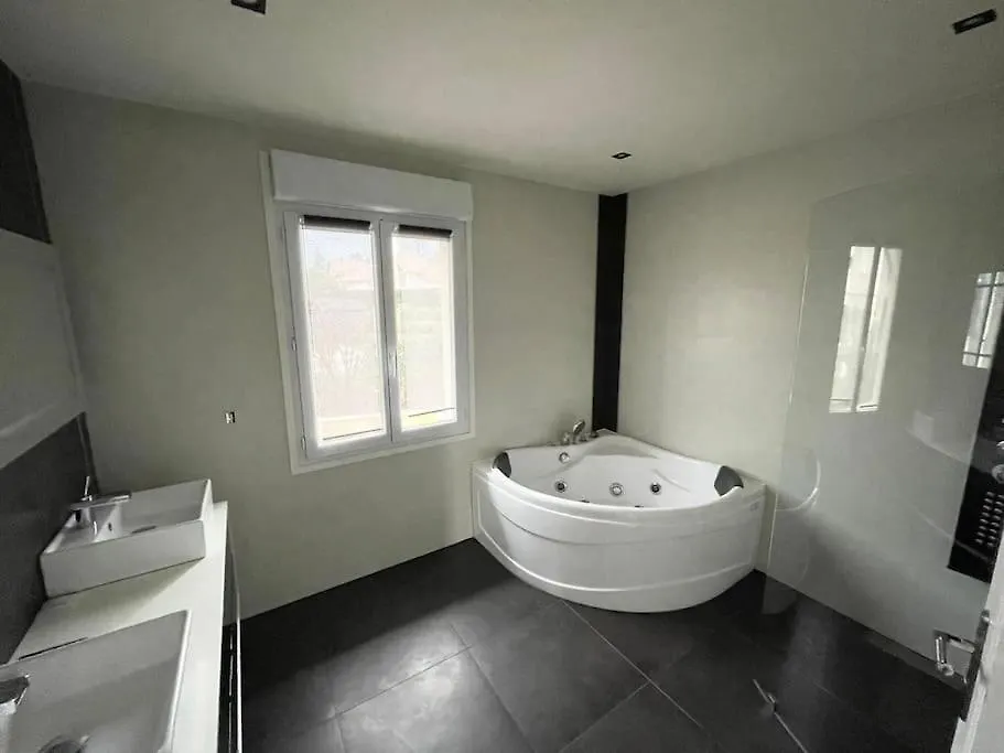 Villa Piscine Proche De Geneve Et Du Jura 圣热尼普伊 0*,